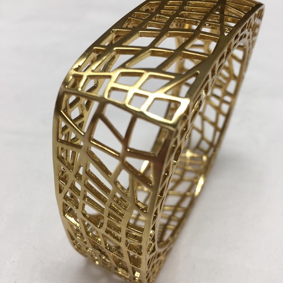 ‘Birds Nest’ Gold Colored Bangle - Picture 3 of 3